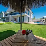 Villa Kalinda Your Private Sheltered Luxury With Pool Minutes Away From Airport *