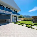 Villa Kalinda Your Private Sheltered Luxury With Pool Minutes Away From Airport *
