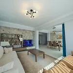 Kalinda Your Private Sheltered Luxury With Pool Minutes Away From Airport Villa