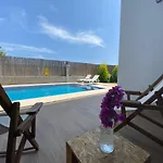 Kalinda Your Private Sheltered Luxury With Pool Minutes Away From Airport Villa