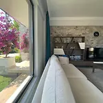 Kalinda Your Private Sheltered Luxury With Pool Minutes Away From Airport *