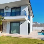Kalinda Your Private Sheltered Luxury With Pool Minutes Away From Airport *