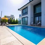 Villa Kalinda Your Private Sheltered Luxury With Pool Minutes Away From Airport *