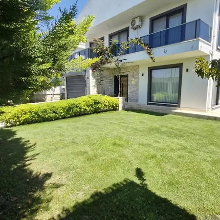Kalinda Your Private Sheltered Luxury With Pool Minutes Away From Airport דלמן