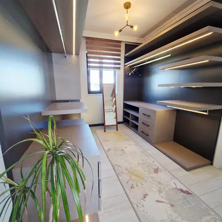 Kalinda Your Private Sheltered Luxury With Pool Minutes Away From Airport דלמן