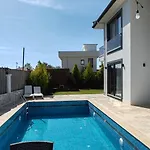 Kalinda Your Private Sheltered Luxury With Pool Minutes Away From Airport
