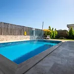 Kalinda Your Private Sheltered Luxury With Pool Minutes Away From Airport Villa