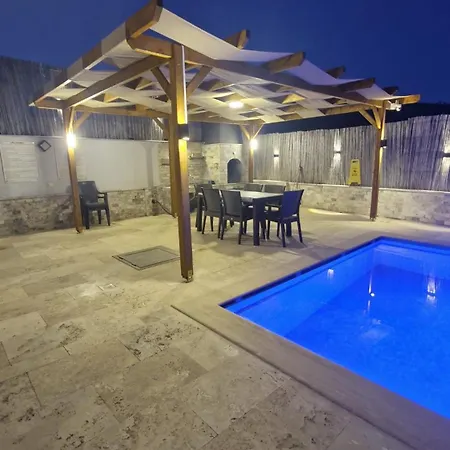Vila Kalinda Your Private Sheltered Luxury With Pool Minutes Away From Airport
