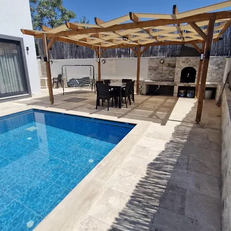 Kalinda Your Private Sheltered Luxury With Pool Minutes Away From Airport Vila *