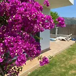Kalinda Your Private Sheltered Luxury With Pool Minutes Away From Airport Villa