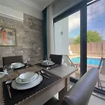 Kalinda Your Private Sheltered Luxury With Pool Minutes Away From Airport *