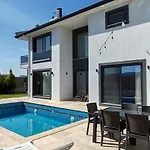 Kalinda Your Private Sheltered Luxury With Pool Minutes Away From Airport Villa