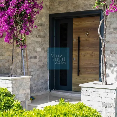 Kalinda Your Private Sheltered Luxury With Pool Minutes Away From Airport *